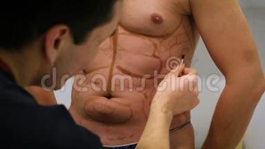 一位整形外科医生为<strong>吸脂</strong>和<strong>脂</strong>肪雕塑的手术画了一个标记。 病人是人，人`美